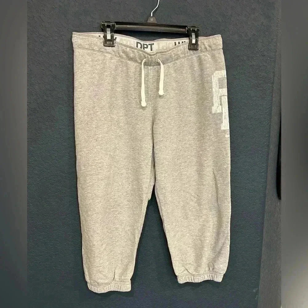 Nike women’s gray sweat pants (AD)
Sz M